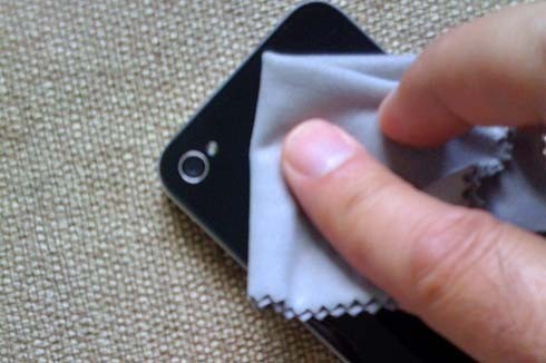 iPhone 101: Keep your iPhone 4 and 4S lens clean